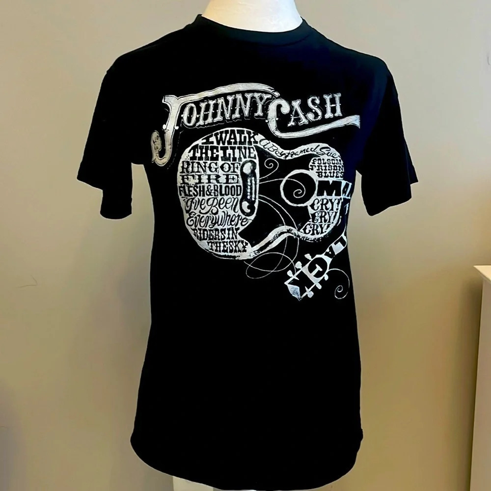 ⭐️Johnny Cash‎ guitar tee shirt size SM